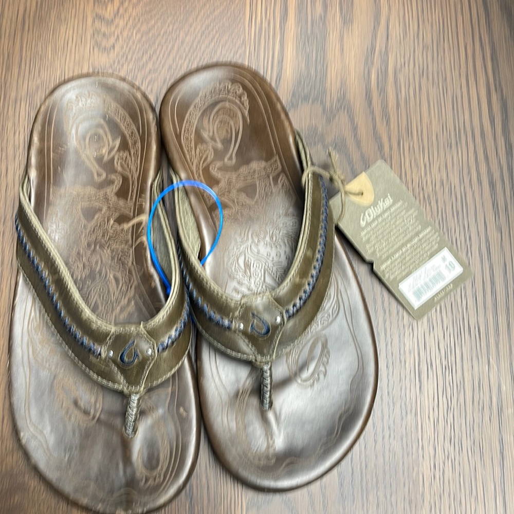 Olukai Mens sz 10 Mea Ola - DK Shadow / Mustang